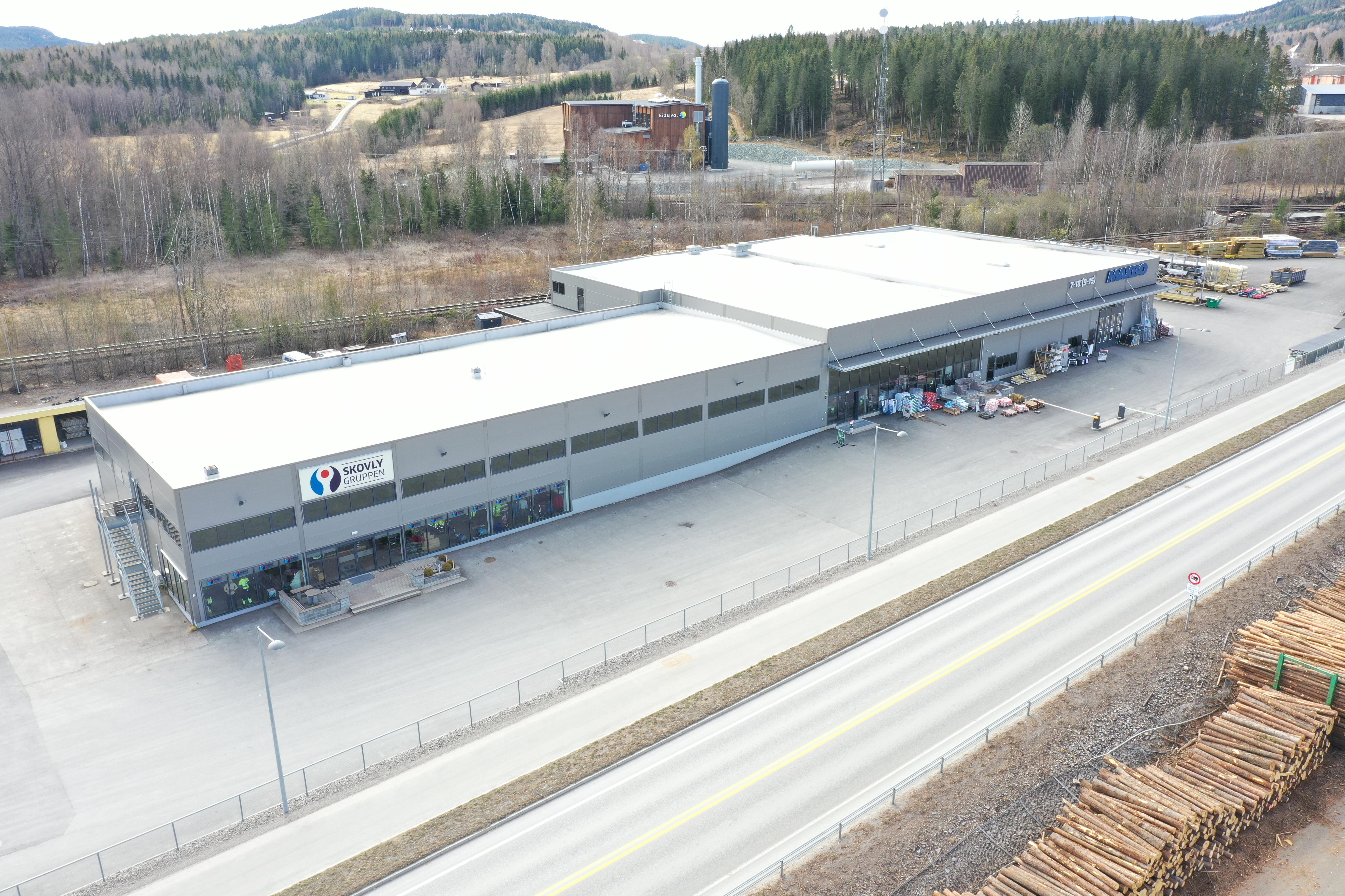 Stort industribygg sett fra lufta
